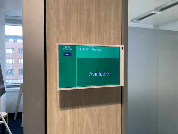 meeting-room-display-green-screen-with-book-function