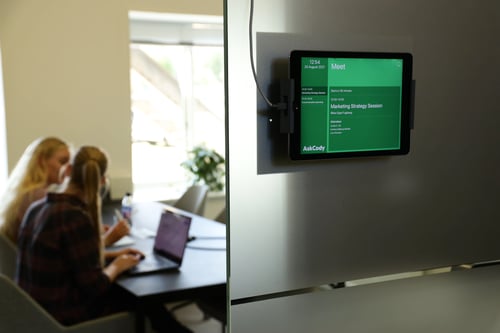 Room_displays_in_meeting