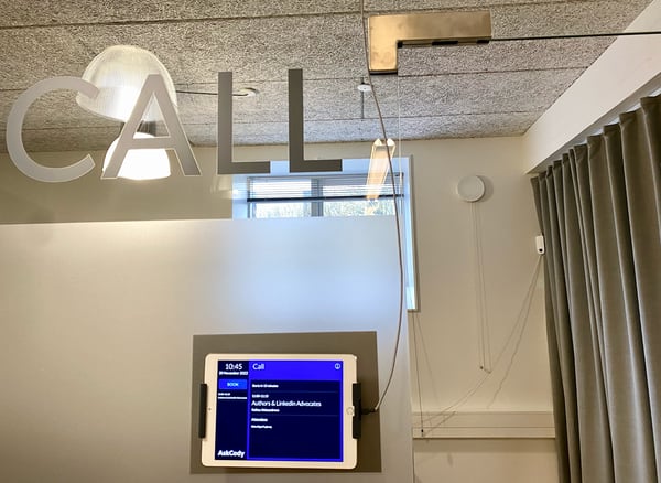 smart-office,-sensors,-meeting-room-display