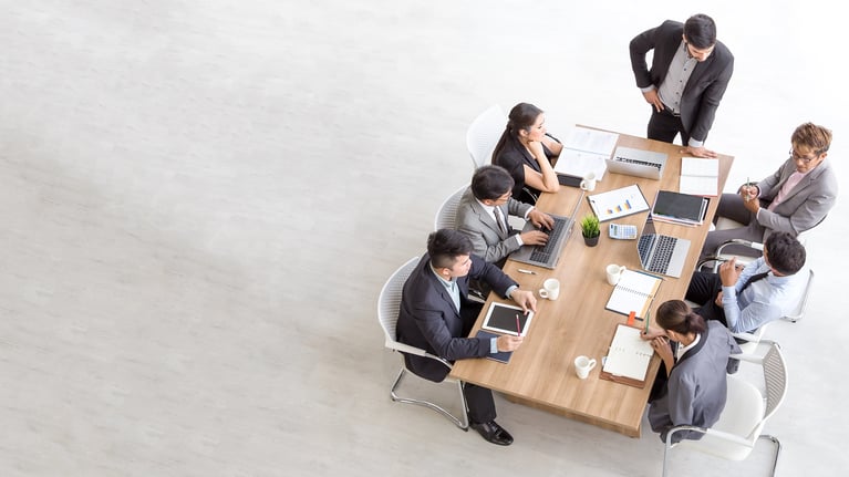 занятые люди работающие. Business people top view. тренинг в офисе. бизнес кейс деловой фото. Top meeting.