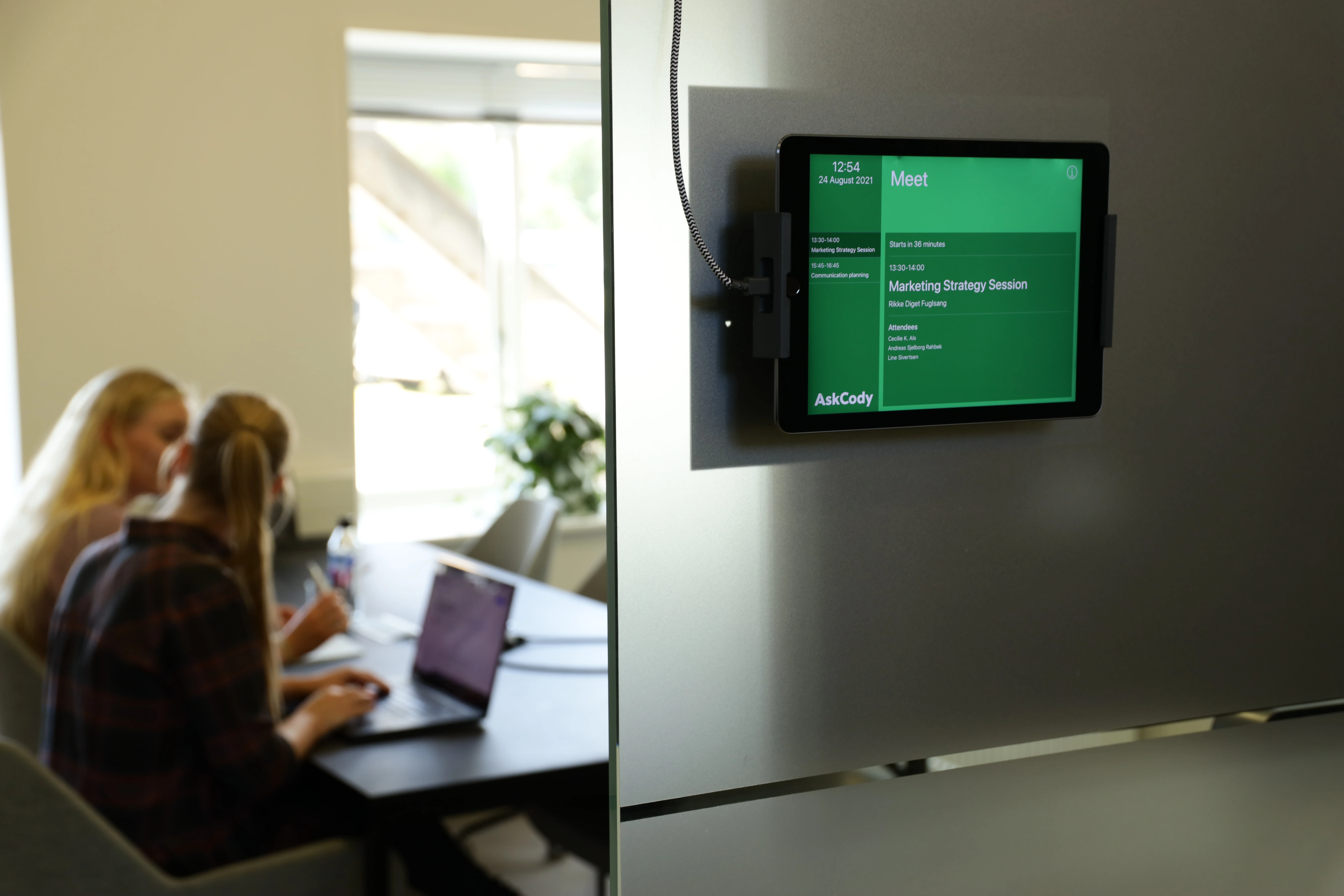 Room_displays_in_meeting